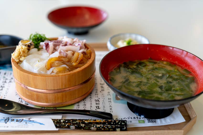 イカ丼とわかめ汁